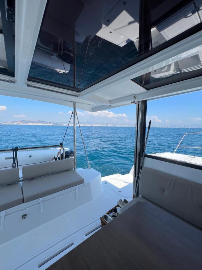 Private Exclusive Catamaran 'hang Loose' Botel